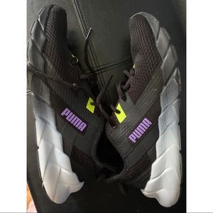 Puma soft foam tennis shoes